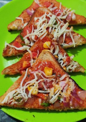 બ્રેડ પીઝા (Bread Pizza Recipe In Gujarati) રેસીપી મુખ્ય ફોટો