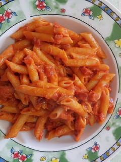 Una foto de Macarrones con tomate casero y chorizo