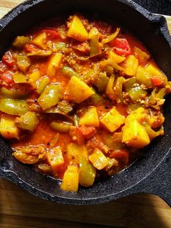 सिमला मिरची, बटाटा, टोमॅटो रस्सा भाजी श्रावण स्पेशल (shimla mirchi batata bhaji recipe in marathi) रेसिपी चे मुख्य फोटो