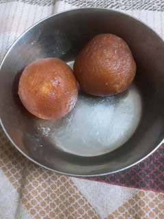A picture of Gulab jamun.