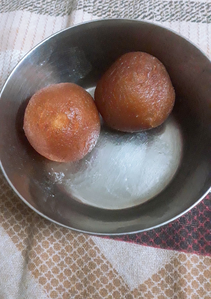 A picture of Gulab jamun.
