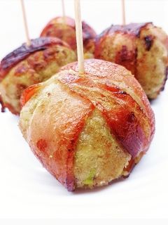 Una foto de Albóndigas cubiertas con bacon
