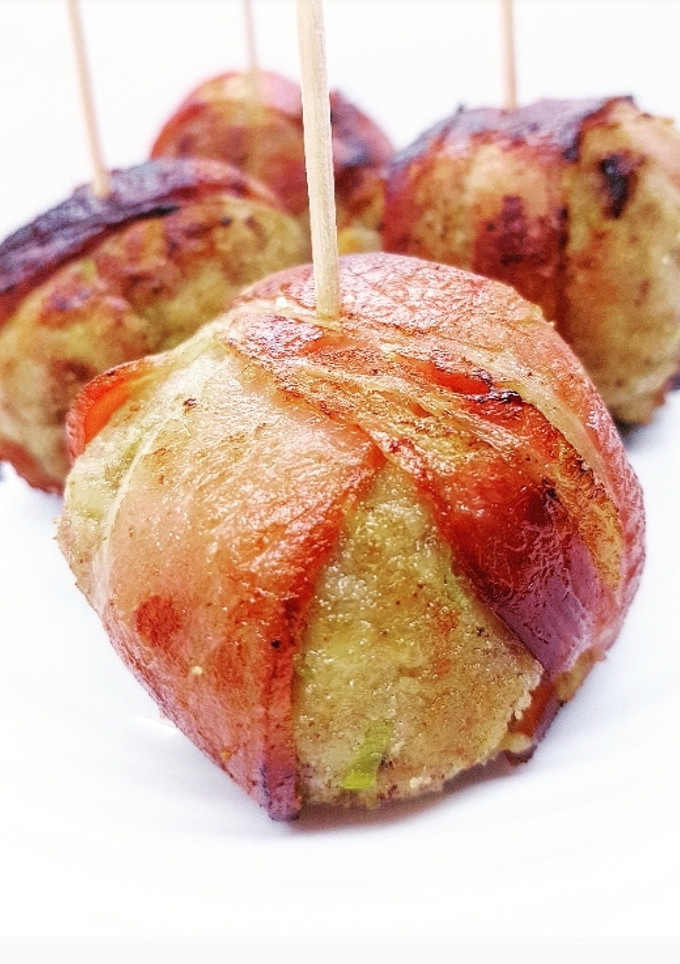 Una foto de Albóndigas cubiertas con bacon