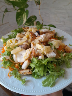 Una foto de Ensalada fresca con pollo