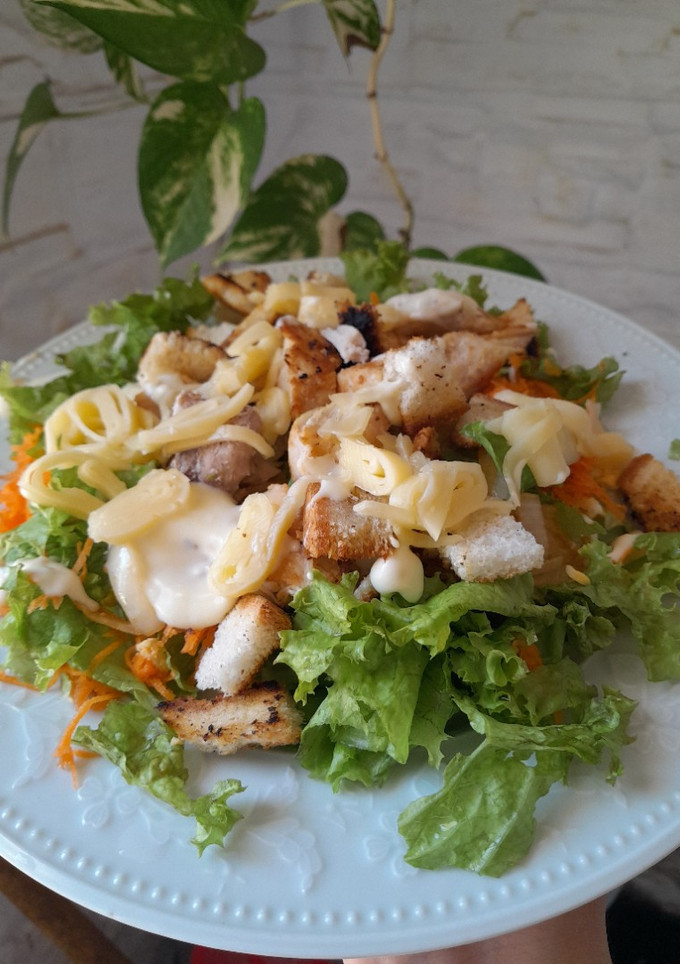 Una foto de Ensalada fresca con pollo