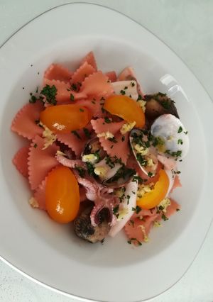 Foto di Farfalle calamari, vongole e rapa rossa