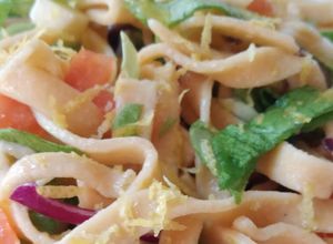 Una foto de ENSALADA TIBIA CON FIDEOS DE GARBANZO