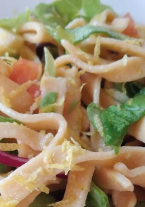 Una foto de ENSALADA TIBIA CON FIDEOS DE GARBANZO