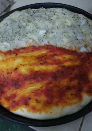 Una foto de Pizza de tomate y cebolla