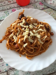 Una foto de Tallarines con tomate en salchichas