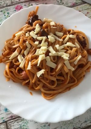 Una foto de Tallarines con tomate en salchichas