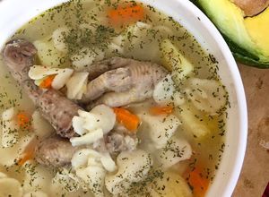 Una foto de SOPA DE FIDEOS🍜 con MENUDENCIAS DE POLLO