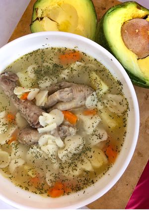 Una foto de SOPA DE FIDEOS🍜 con MENUDENCIAS DE POLLO