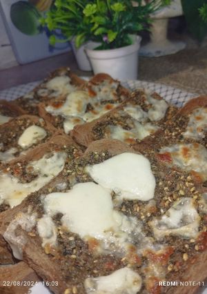 صورة لوصفة توست بالزعتر والتوم والزيت وجبنه الموزوريلا بطريقة سهلة وسريعة ❤️