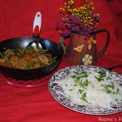 A picture of Green bean stew with beef.