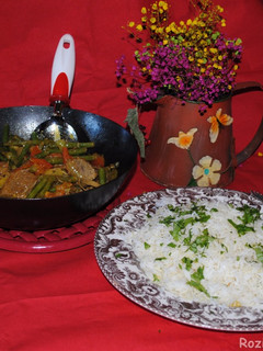A picture of Green bean stew with beef.