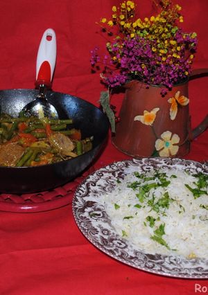 A picture of Green bean stew with beef.