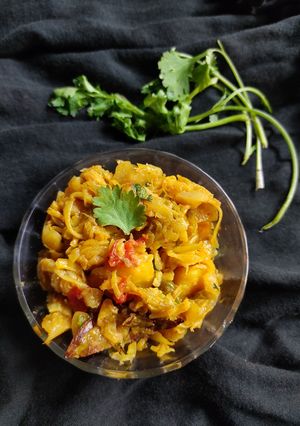 নিরামিষ বাঁধাকপির ঘন্ট(niramish bandhakopir ghonto recipe in Bengali) রেসিপির প্রধান ছবি
