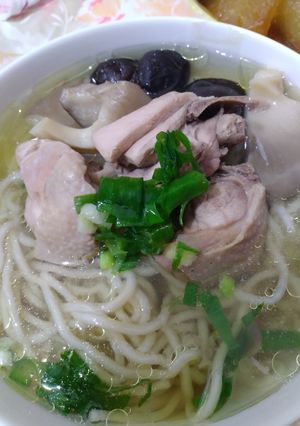 菇菇雞肉湯麵 的食譜成品照片