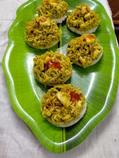 सूजी इडली विथ पनीर मैगी (suji idli with paneer maggi recipe in Hindi) रेसिपी मुख्य फोटो