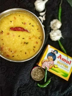 A picture of Lasooni moong dal.