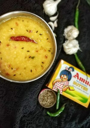 A picture of Lasooni moong dal.