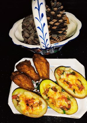 A picture of Baked Potato 🥔 with Chicken Wings 😋.