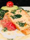 Salmón al ajillo con Espinacas Baby y Tomates Cherries en crema de Queso Azul