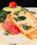 Salmón al ajillo con Espinacas Baby y Tomates Cherries en crema de Queso Azul