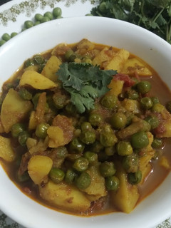 વટાણા બટાકા નું શાક (Vatana Bataka Shak Recipe In Gujarati) રેસીપી મુખ્ય ફોટો