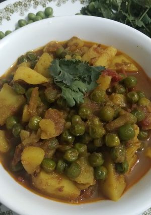 વટાણા બટાકા નું શાક (Vatana Bataka Shak Recipe In Gujarati) રેસીપી મુખ્ય ફોટો