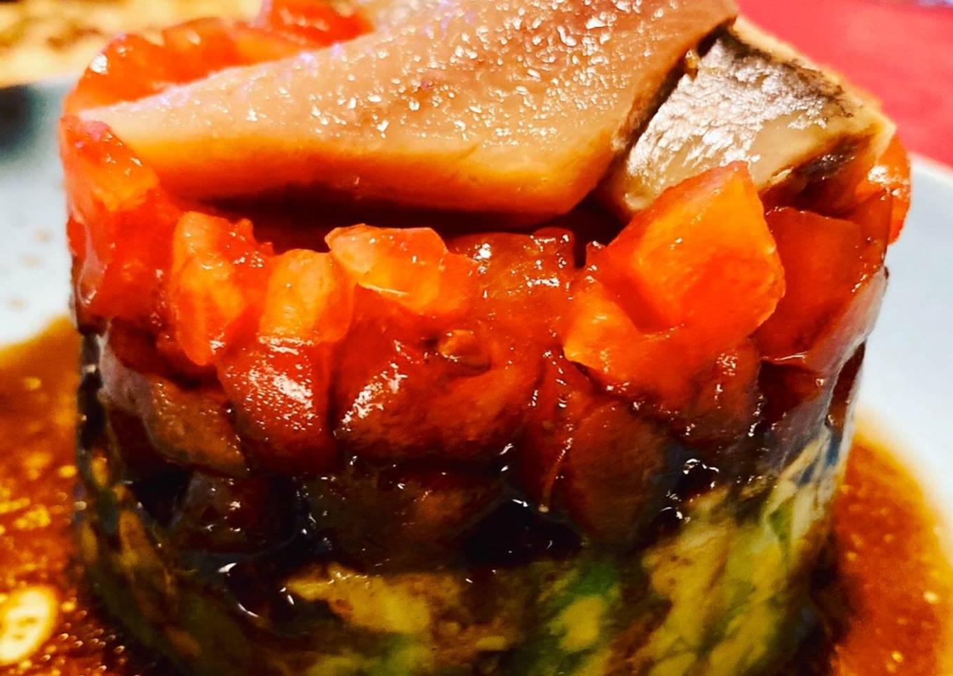 Timbal de tomate, aguacate y sardina ahumada