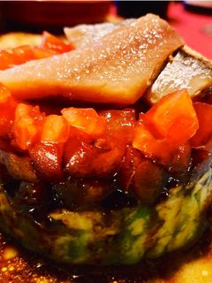 Una foto de Timbal de tomate, aguacate y sardina ahumada