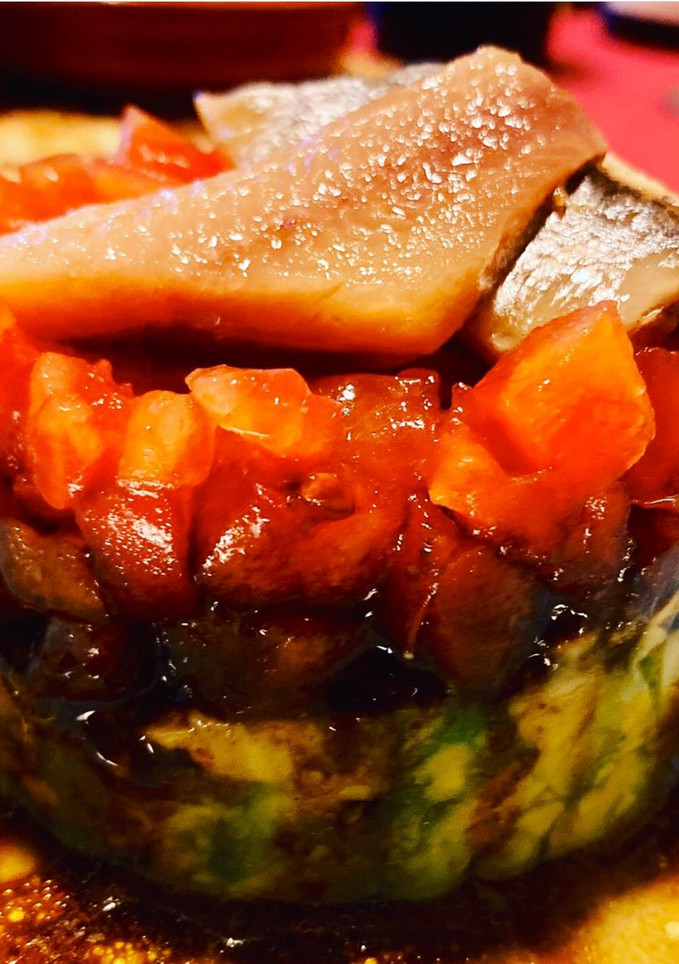 Una foto de Timbal de tomate, aguacate y sardina ahumada