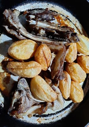 Une photo de Côtelettes poêlées et petites pommes de terres frites 🍴