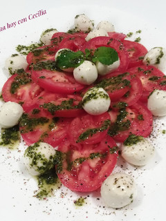 Una foto de Ensalada de tomate y mozzarella con aceite de albahaca fresca