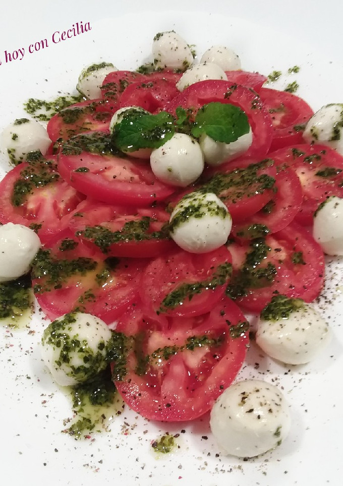 Una foto de Ensalada de tomate y mozzarella con aceite de albahaca fresca