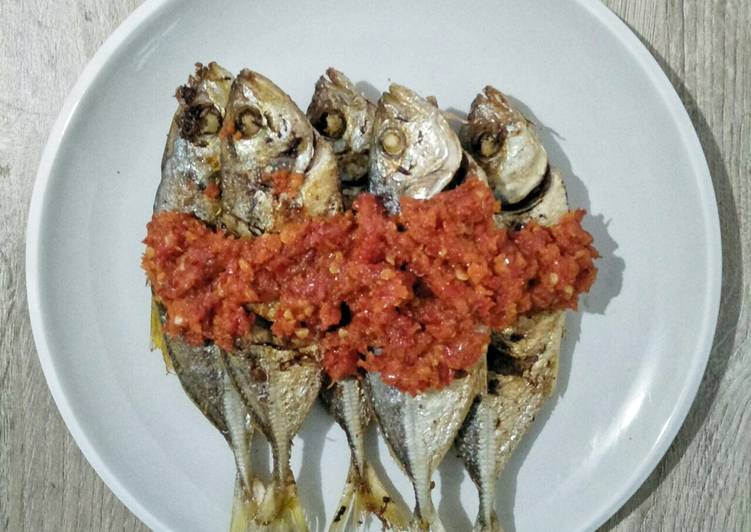 Bagaimana Menyiapkan Ikan Selar Balado yang Enak Banget