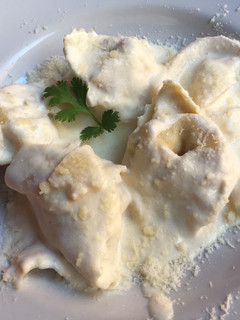 Una foto de Pasta fresca rellena con salsa de pera y parmesano 🍐🧀