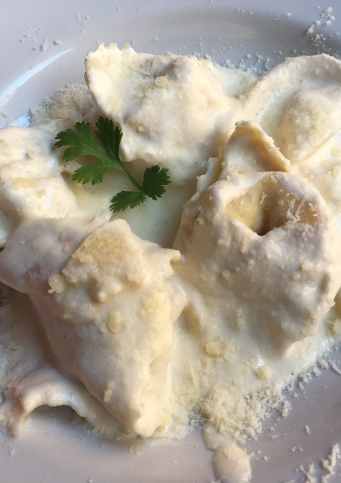 Una foto de Pasta fresca rellena con salsa de pera y parmesano 🍐🧀
