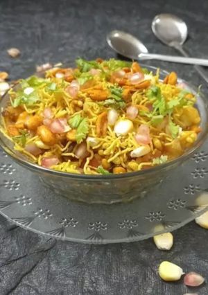 A picture of Bhel (leftover potato).