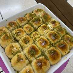 A picture of خلية النحل بالجبن والقشطة.