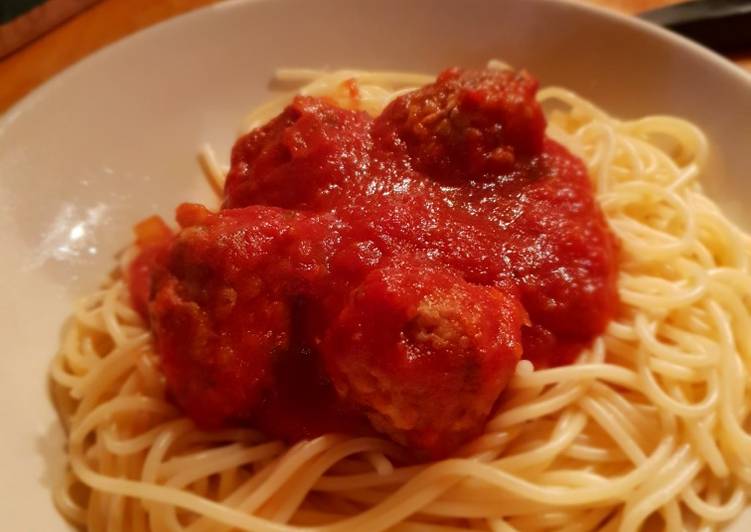 Easy peasy pork meat balls in a tomato sauce with spagetti