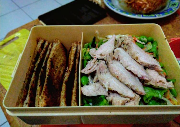 Salad Ayam with Toasted Bread