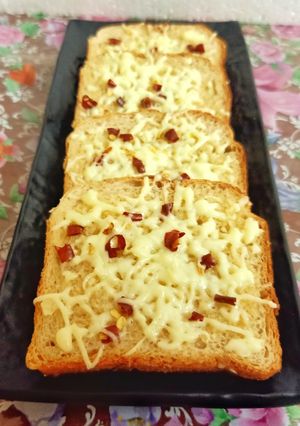 ক্রাঞ্চি গার্লিক ব্রেড টোস্ট (Cheesy Garlic Bread toast recipe in Bengali) রেসিপির প্রধান ছবি