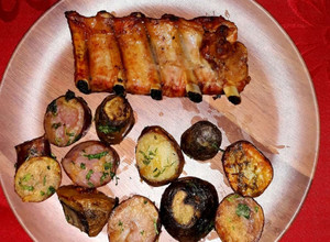 Una foto de Costillar al horno con papas chilotas rústicas