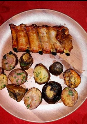 Una foto de Costillar al horno con papas chilotas rústicas