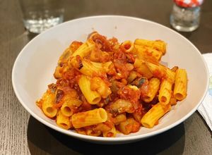 Gambar Penne pasta with tomato sauce and vegetables 🍅