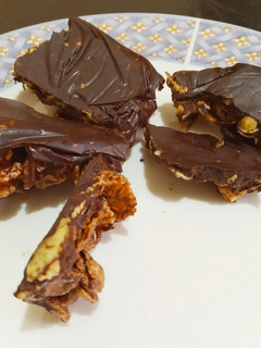 Una foto de Bocaditos de chocolate y cereal sin gluten, sin azúcar y veganos