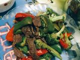 Bò xào ớt chuông xúp lơ